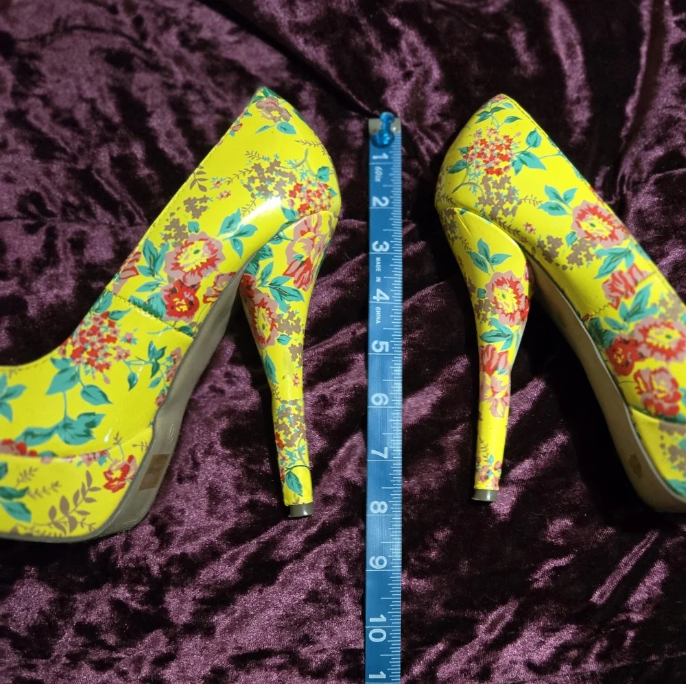 Breckelles Vibrant Floral Yellow Heels - Picture 3 of 6